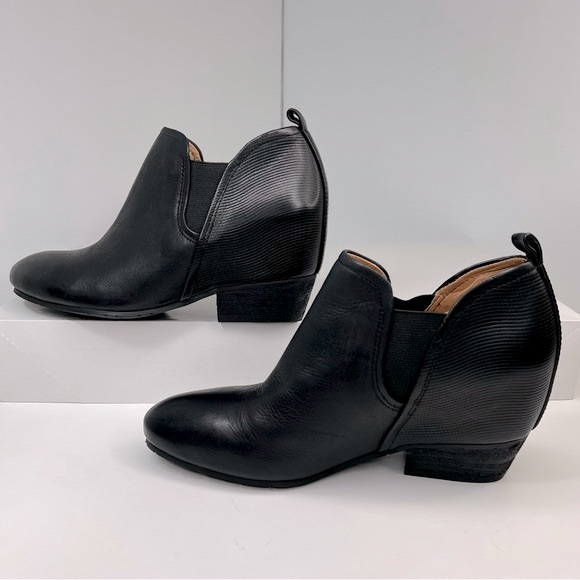 NAYA Felix Hidden Wedge Ankle Bootie - Picture 3 of 11